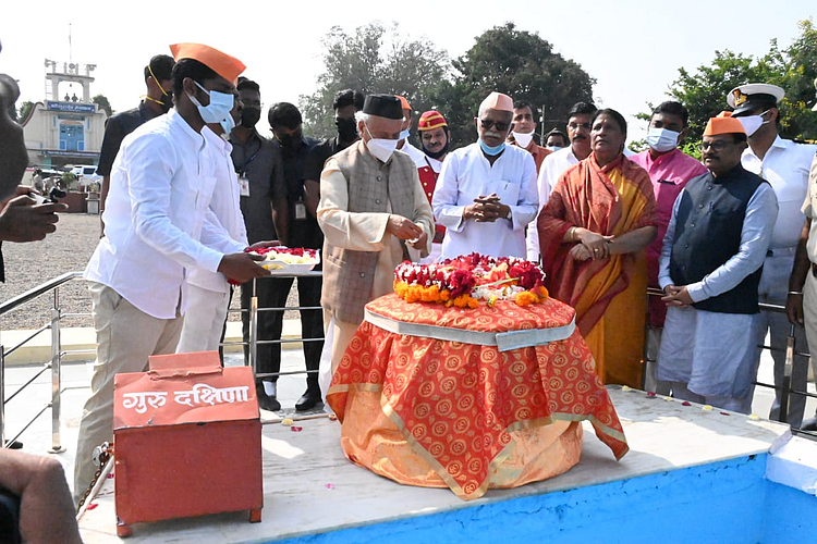 राष्ट्रसंतांच्या समाधीस्थळाला राज्यपालांचे अभिवादन