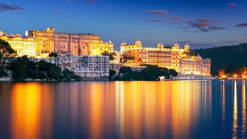 उदयपूर - येथे तुम्हाला सुंदर तलाव आणि भव्य टेकड्या पाहायला मिळतात. लग्नाचा वाढदिवस विशेष करायचा असेल, तर तुम्ही तलावाजवळ जागा घेऊन तिथे राहू शकता. येथे जोडीदारासोबत शांततेत वेळ घालवणे फार रोमेंटिक असेल.