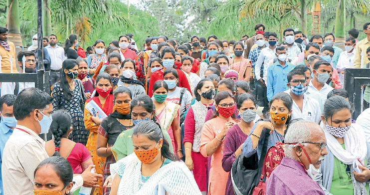 Nashik : धावतपळत परीक्षार्थींची टीईटीला हजेरी