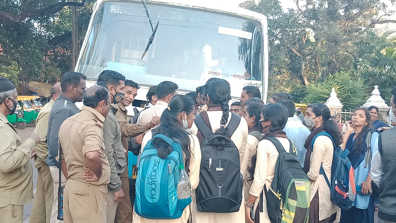 बससाठी विद्यार्थ्यांचे तासभर आंदोलन