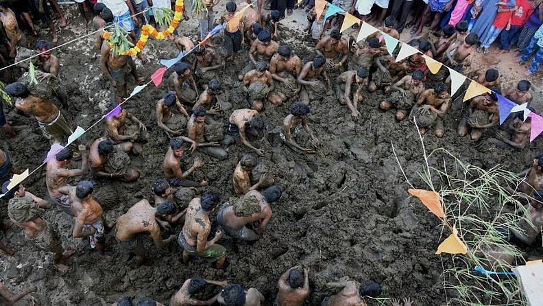 मंदिराच्या पुजाऱ्याकडून शेणाची पूजा केली जाते आणि नंतर मोठ्या प्रमाणात गोळा केलेलं शेण मोकळ्या मैदानात ठेवलं जातं. यानंतर, पुरुष मोकळ्या मैदानात प्रवेश करतात आणि एकमेकांवर शेणाचे गोळे किंवा लाडू फेकण्यास सुरवात करतात.