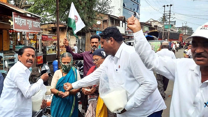 कृषी कायदे रद्द केल्याने कऱ्हाडला बळीराजाकडुन साखर वाटप
