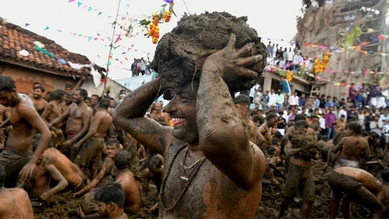 दरवर्षी या उत्सवाचे साक्षीदार होण्यासाठी भारताच्या विविध भागातून लोक गुमतापुरा गावात येतात. असे म्हणतात की, शेणाची ही लढाई पाहिल्यानं आरोग्यास लाभ होतो.
