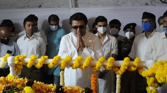 राज ठाकरे यांनी बाबासाहेब पुरंदरेंच्या पार्थिवाला पुष्पहार घालून अंत्यदर्शन घेतले.