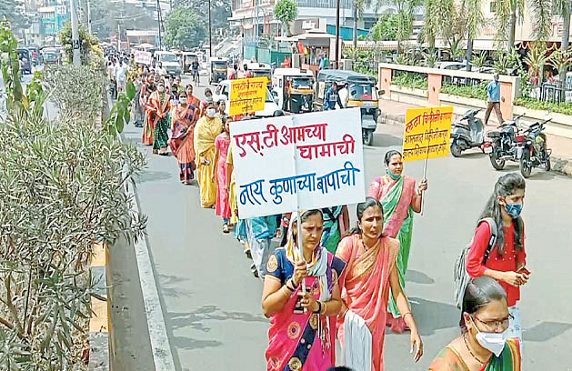 एसटी कर्मचाऱ्यांचा कुटुंबीयांसह मोर्चा