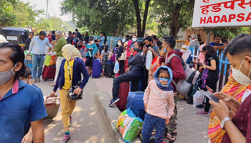 मुंढवा हडपसर रेल्वे स्टेशनवर गाडी आल्यावर जाण्याची सोय नसल्याने रस्त्यावर ताटकळत थांबलेली प्रवाश्यांची गर्दी
