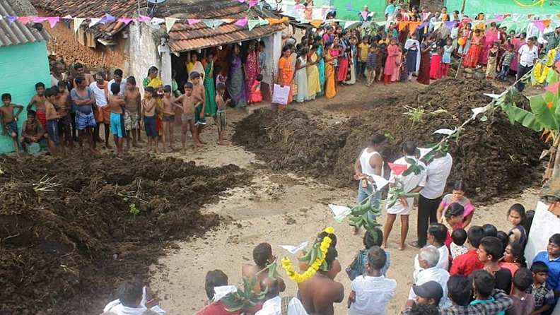 भारतातील महत्त्वाच्या सणांमध्ये 'दिवाळी' हा सर्वात खास सण मानला जातो. देशाच्या विविध राज्यांतील कर्नाटक आणि तामिळनाडूच्या सीमेवर असलेल्या गुमतापुरा गावात स्थानिक लोक दिवाळीची सांगता दरवर्षी एकमेकांना शेण मारुन (गोरहब्बा उत्सव) करतात.