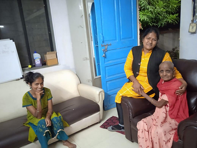 स्वाती डिंबळे यांच्या निवारागृहात सोय झाल्यानंतर कोमेजलेल्याआजीच्या चेह-यावर आनंद बहरुन आला.