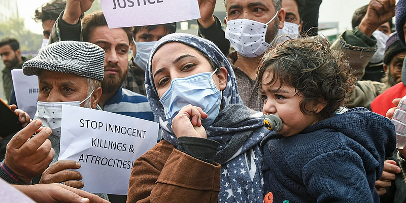Srinagar Encounter : आंदोलन करणाऱ्या नातेवाईकांना हटविले