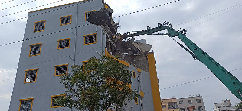 लोहगावमधील अनधिकृत बांधकामावर पालिकेचा हातोडा