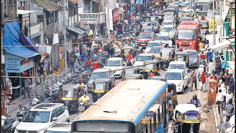 भाविकांच्या गर्दीमुळे दगडूशेठ गणपती परिसरात कोंडी