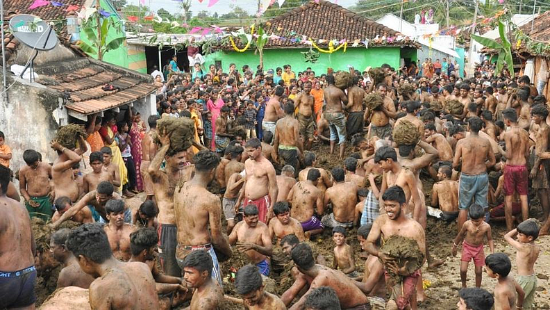 स्थानिक शेतकरी महेश यांनी एएफपीच्या वृत्तात म्हटलंय, 'की जर कोणाला काही आजार असेल तर तो या महोत्सवात सहभागी होऊन बरा होऊ शकतो.'