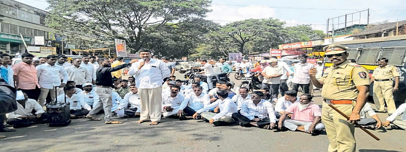 सांगरूळ फाट्यावर शेतकऱ्यांचे रास्ता रोको