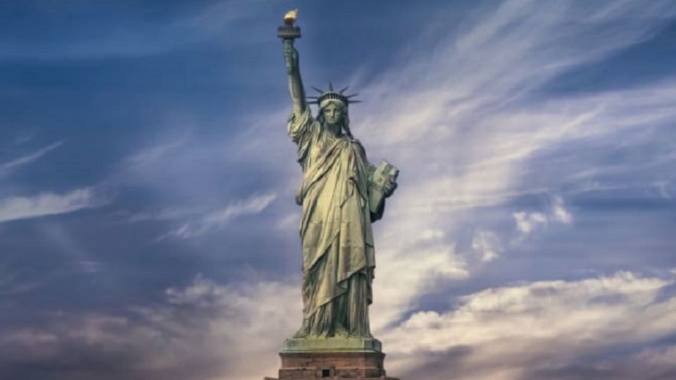 7. Statue of Liberty- अमेरिकेतील न्यूयॉर्क शहरातील लिबर्टी आयलंडवरील हा जगप्रसिद्ध पुतळा १५१ फूट उंचीची आहे