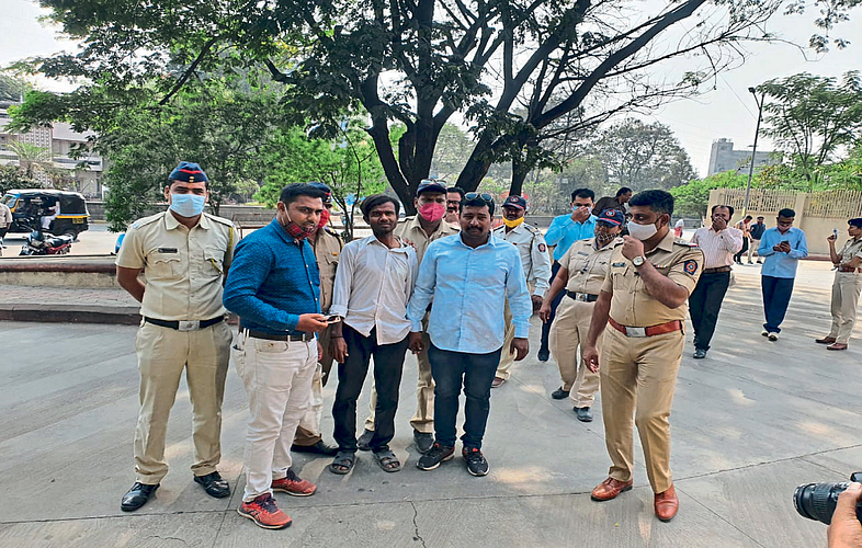 Police Commissionerate front of the youth Of self immolation Try