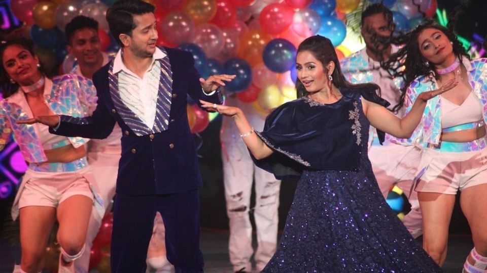 स्टार प्रवाहाच्या कलाकारांनी नकीच दाखवून दिले आहे की येथे तारे आहेत, येथे सर्व आहेत, येथे मैत्री आहे, येथे मजा आहे, येथे गडबड आहे आणि येथे गोंधळ आहे. तुमच्या लाडक्या कलाकारासोबत गायनाचा थरार, आनंदी सादरीकरण, चैतन्यशील वातावरण आणि विनोदाची भावना अनुभवता आली तर? उत्सवाची रंगत द्विगुणित होईल हे पाहायला मिळणार आहे.