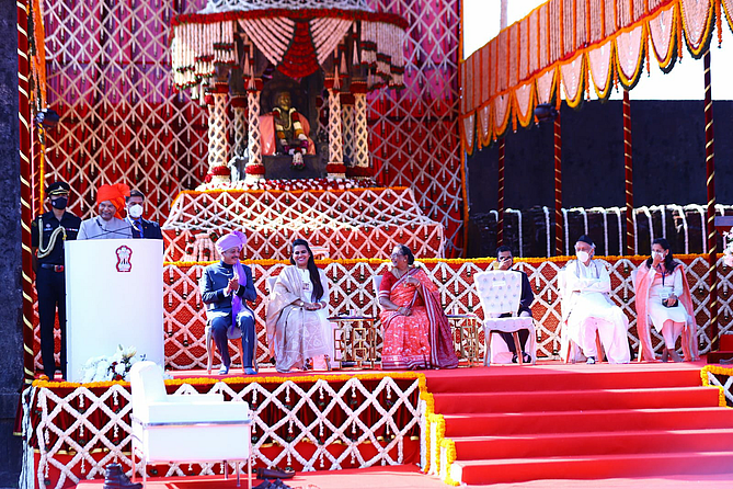 रायगडावर राष्ट्रपती रामनाथ कोविंद यांच्यासाठी विशेष बग्गीची व्यवस्था निमंत्रकांनी केली होती.