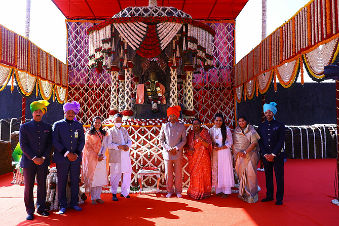 रायगडावर राष्ट्रपतींनी राजसदर, होळीचा माळ, जगदीश्वर मंदिर आणि छत्रपती शिवाजी महाराज यांच्या समाधीस्थळाला भेट दिली.