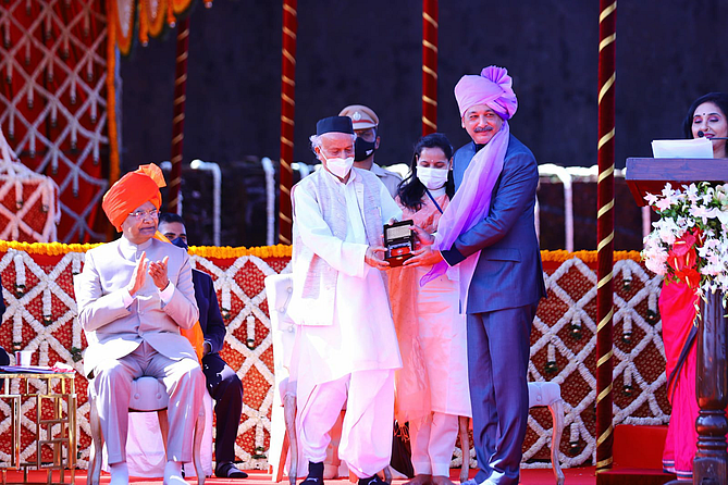 रायगड रोप-वे या ठिकाणी राज्यपाल भगतसिंग कोश्यारी, खासदार संभाजीराजे छत्रपती, खासदार सुनील तटकरे, पालकमंत्री आदिती तटकरे, आमदार भरत गोगावले, जिल्हाधिकारी महेंद्र कल्याणकर यांनी राष्ट्रापतींचे स्वागत केले.