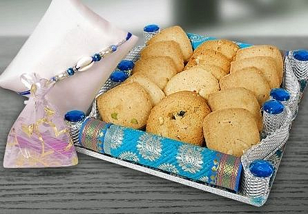 कुकीज हॅम्पर (Cookies Hamper):
क्रिस्पी कुकीज हा कोणालाही ख्रिसमसच्या शुभेच्छा देण्याचा सर्वात योग्य मार्ग आहे. ताज्या बेक केलेल्या कुकीजने भरलेला हॅम्पर (Cookies Hamper) काम करणाऱ्या मित्र- मैत्रीणींसाठी हिवाळ्यातील सणासुदीला उबदार करण्यासाठी एक उत्तम पदार्थ असू शकतो.