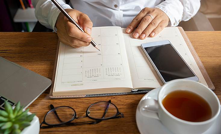 फॅन्सी प्रिंटेट प्लॅनर (Fancy Printed Planner):
तुमच्या सहकाऱ्यासाठी हे फॅन्सी प्रिंटेट प्लॅनर (Fancy Printed Planner)एक खास ख्रिसमस भेट असेल. ज्या क्षणी सहकाऱ्याने त्याकडे लक्ष देईल त्या क्षणी ते वर्तमानाच्या प्रेमात पडतील.