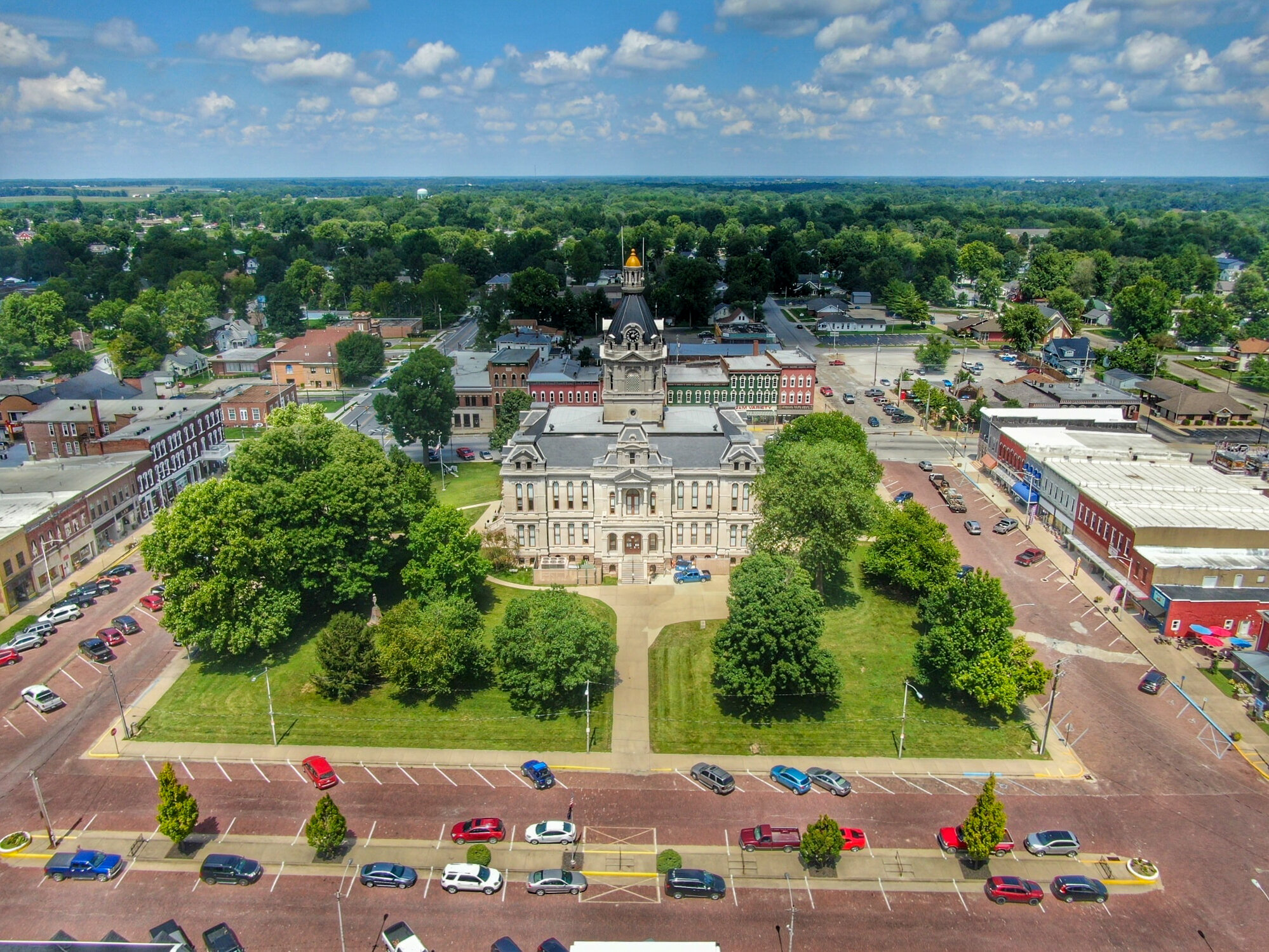 पार्क काउंटी (Parke County, Indiana) -
या ख्रिसमसच्या सुट्टीत तुम्हाला कमी वेळे एक वेगळा अनुभव घ्यायचा असेल तर पार्क काउंटी, इंडियाना तुमच्यासाठी फक्त ठिकाण आहे. येथे आजही घोड्याद्वारे ओढल्या जाणाऱ्या बग्गी रस्त्यांवर फिरतात. अजूनही इथले जुन्या पद्धतीचे शहरी चौक आपल्याला अमेरिकेच्या इतिहासाचा पूर्वीचा आणि अधिक शोभिवंत असा काळ प्रतिबिंबित करतात. नॅशनल रजिस्टर ऑफ हिस्टोरिक प्लेसेसमध्ये 30 हून अधिक सूचीबद्ध असलेले, पार्क काउंटी जगातील सर्वात मोठ्या कव्हर ब्रिजसाठी ओळखले जाते. यामध्ये अनेक बाह्य क्रियाकल्प, आकर्षक अशी मद्यपान गृहे आणि अभ्यागतांसाठी खुली पुरातन दुकाने आहेत.