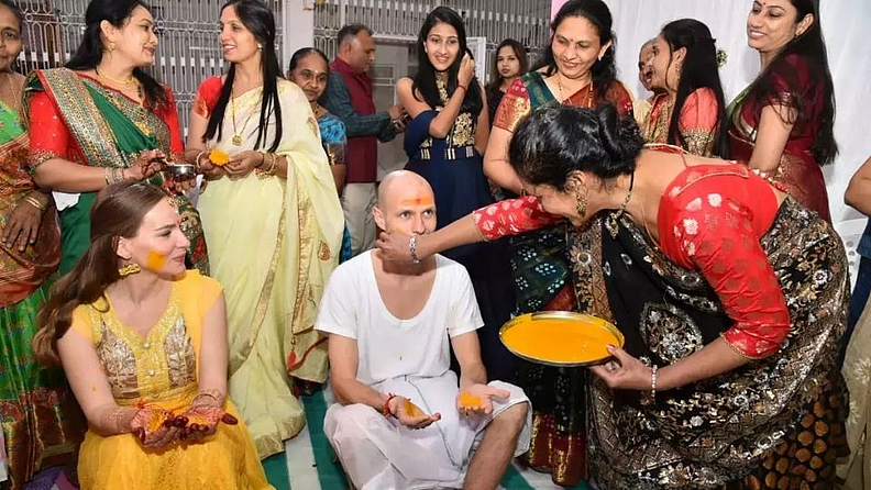 रविवारी हिम्मतनगरमधील सारोडिया येथील ग्रामस्थांच्या साक्षीने या दोघांचं हे अनोखे लग्न झाले. परदेशी असूनही म्युलर आणि उख्वाकटीना यांनी हिंदू चालीरितीनुसार सप्तपदी पायऱ्या चढून वैदिक पद्धतीने विवाह केला. म्युलरने जगातील सर्व खंडात प्रवास केला आहे. तो अॅमेझॉन तसेच आफ्रिकेतसुद्धा फिरला आहे.