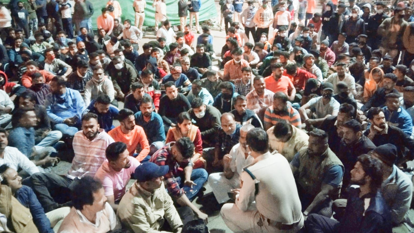 धर्मवीर संभाजी चौक, रामदेव गल्ली, समादेवी गल्ली आणि इतर भागात तणावाचे वातावरण निर्माण झाले होते (Chhatrapati Shivaji Maharaj statue Belgaum News)