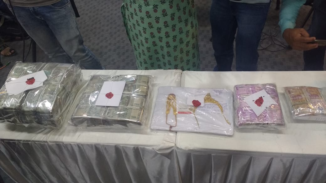 पोलिसांनी जप्त केलेली रक्कम आणि सोनं
