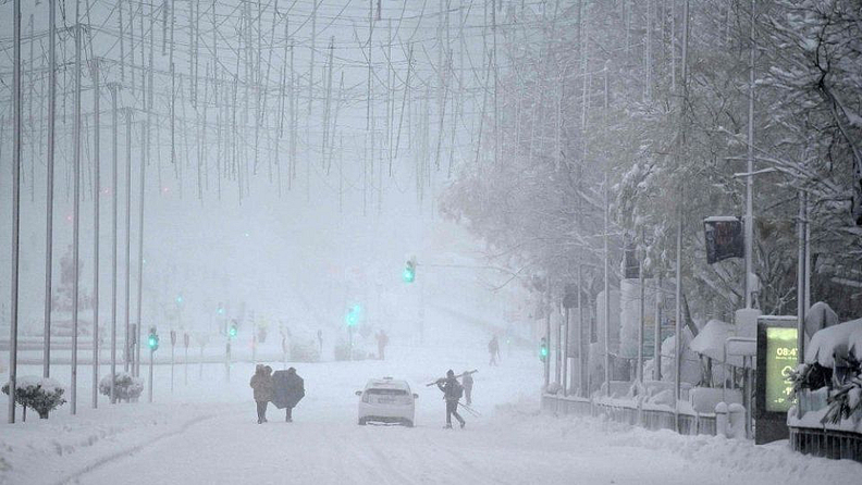 रशियातील आणखी एक शहर देखील सर्वात थंड शहरांच्या पंक्तीत आहे. ओम्याकोन (Omyakon, Russia) नावाचे हे शहर सायबेरियातील बर्फाळ खोऱ्याजवळ वसलेले आहे. हिवाळ्यात इथली जमीन बर्फाने इतकी कडक होते की लोकांना मृत्यूनंतर थडग्यात दफन करणे कठीण होते. सलग दोन ते तीन दिवस जमीन खोदल्यानंतरच दफन करता येते. जानेवारी महिन्यात येथील सरासरी तापमान सामान्यतः उणे ५० अंशांच्या आसपास राहते. येथे सर्वात कमी तापमान -71.2 अंश सेल्सिअस नोंदवले गेले. जुलैमध्ये येथे उन्हाळा येतो तेव्हा दिवसाचे तापमान 18.7 अंशाच्या आसपास होते. फक्त हेच तापमान इथले सर्वात उष्ण आहे, ज्यामध्ये लोक बाहेर फिरतात आणि व्यायाम देखील करतात. अन्यथा व्यायाम किंवा काही शारीरिक श्रमामुळे येथे दम लागल्यामुळे मृत्यूचा धोका असतो. फोटो प्रतिकात्मक