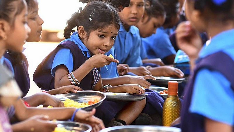 दलित बाईच्या हातचं जेवण खाण्यास विद्यार्थ्यांचा नकार; पालकांकडूनही समर्थन