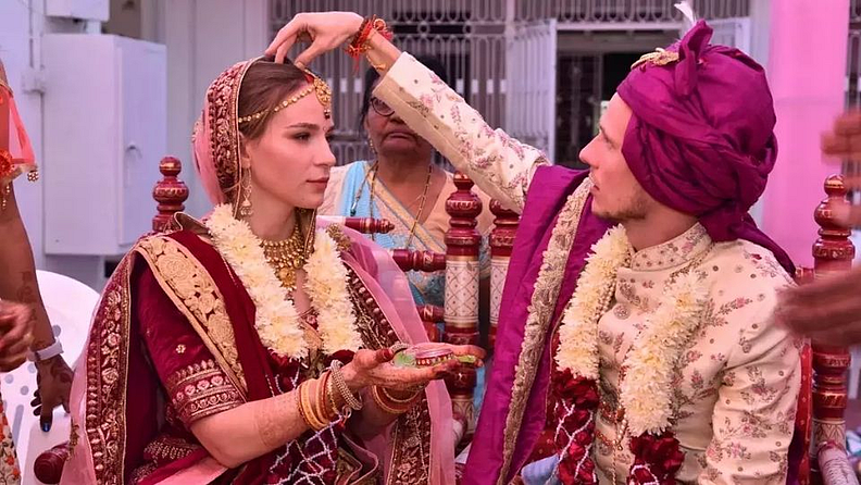 ख्रिस म्युलरच्या या प्रवासात तो ज्युलिया उख्वाकटीनाला भेटला, जी रशियातील एका शाळेत शिक्षिका तसेच योगा टिचरसुद्धा होती. या दोघांची व्हिएतनाममध्ये भेट झाली आणि एकमेकांना वर्षानुवर्षे साथ द्यायची त्यांनी शपथ घेतली.