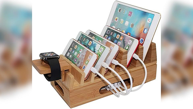 चार्जिंग करण्यासाठी मल्टिपल डिव्हाइस (Charging Station for Multiple Devices):
हे चार्जिंग स्टेशन (Charging Station) भेट देऊन, तुम्ही तुमच्या सहकार्याला अडकलेल्या केबल्सचा सामना न करता त्यांची सर्व डिव्हाइस (Devices)चार्ज ठेवण्यास मदत करू शकता. सेल फोन (Cell phone)असो, आयपॅड (IPad) किंवा लॅपटॉप (Laptop), हे एकाधिक उपकरण चार्जिंग स्टेशन (Charging Station) एकाच वेळी सर्वकाही चार्ज करू शकते.