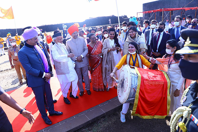 यावेळी रायगडावर ढोल वादकाचा आवाज ही सगळीकडे घुमत होता.