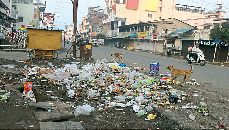 Still on the garbage road Pictures from Satara