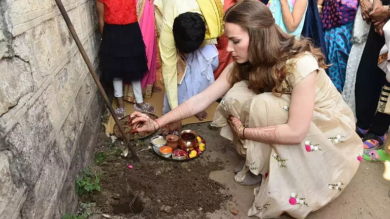 हिंदू धर्मातील हळदी, सिंदूर, मंगळसुत्र, सप्तपदी इ.सर्व विधी या जोडप्याने पार पाडले.