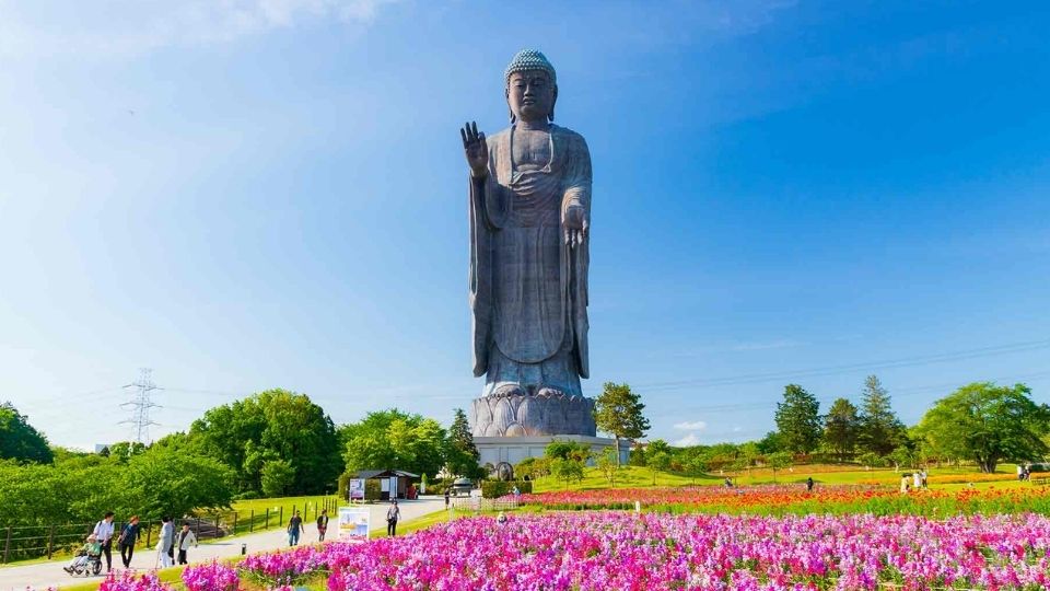 4. Ushiku Daibutsu- जपानमधील उशिकू, इबाराकी प्रिफेक्चर मधील उशिकू दाईबुत्सू जगातील सर्वात उंच मुर्त्यांपैकी एक आहे.