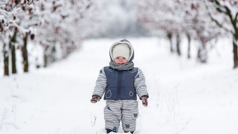 कझाकस्तानमधील अस्ताना (Astana, Kazakhstan) शहरात जानेवारीत सरासरी तापमान -14 °C असते. कडाक्याच्या थंडीत पारा -61 अंशांपर्यंत घसरला आहे. त्यामुळेच अतिशय सुंदर घरे आणि मशिदींनी वेढलेले शहरातील रस्ते बहुतांश रिकामेच राहतात. येथील नद्या नोव्हेंबरपासून एप्रिलच्या सुरुवातीस गोठलेल्या राहतात आणि उन्हाळा येताच सामान्य नदीप्रमाणे वाहू लागतात. फोटो प्रतिकात्मक 