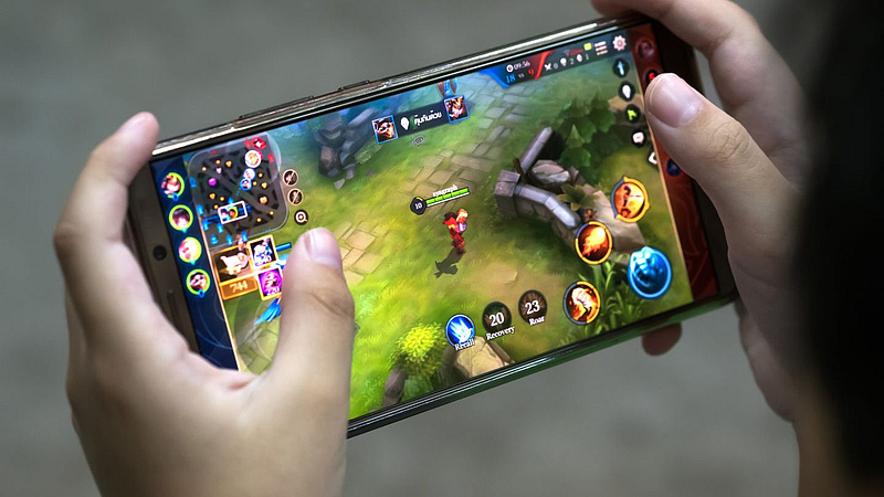 Online mobile game