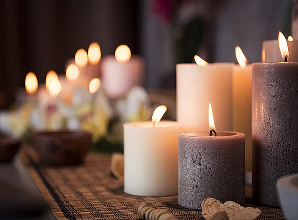 सुगंधित मेणबत्त्या (Scented Candles):
या सुगंधित मेणबत्त्यांसह तुमच्या सहकार्यांना त्यांच्या घराची अनुभूती (House Feel)आणि त्याचा वास (Smell)घेण्यास मदत करा. हे त्यांना सणाच्या उत्साहात आणि उत्सवाच्या आनंदी प्रसंगाचा पुरेपूर लाभ घेण्यास मदत करेल.