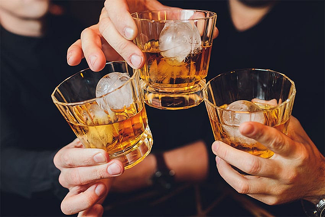 दारु (Alcohol):
जेव्हा तुम्ही रिकाम्या पोटी अल्कोहोल (Alcohol)प्याल तेव्हा ते थेट रक्तप्रवाहात जाते आणि यामुळे आपल्या शरीरातील रक्तवाहिन्या (Blood vessels) पसरतात, ज्यामुळे उष्णता सुरू होते. जरी यामुळे बीपी (BP) किंवा टेंम्पररी पल्स (Temporary pulse)
सारख्या समस्या उद्भवू शकतात.