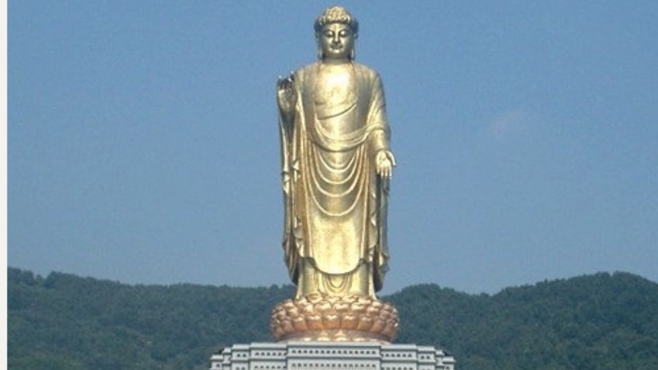2. Spring Temple Buddha- चीनमधील हेनान शहरामधील स्प्रिंग टेंपल गौतम बुद्धांची मुर्ती जगातील दुसऱ्या क्रमांकाची सर्वात उंच मुर्ती आहे.