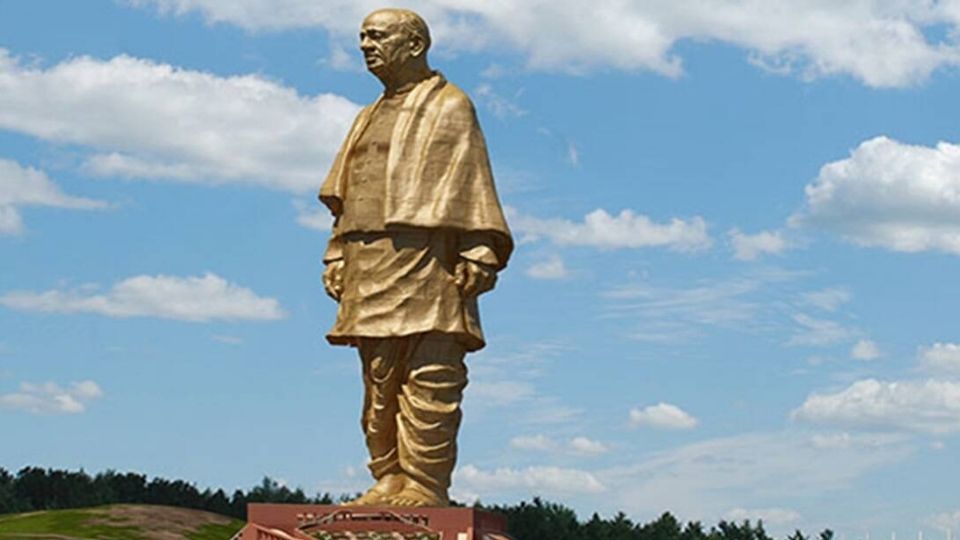 1.Statue of Unity- भारतातील गुजरातमध्ये असलेल्या लोहपुरुष सरदार वल्लभभाई पटेल यांच्या पुतळ्याला 'स्टॅच्यू ऑफ युनिटी' असे म्हटले जातं. तब्बल १८२ मीटर उंचीचा हा पुतळा जगातील सर्वात उंच पुतळा ठरला आहे.