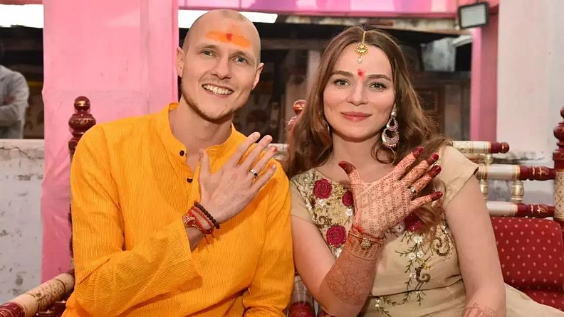 पाश्चिमात्य देशांसाठी भौतिकदृष्ट्या भारत विकसित नसेल, परंतु भारत आध्यात्मिकदृष्ट्या भारत अतिविकसित आहे. स्वर्गीय कानुदादाजी यांच्याकडून त्याने २०१९ मध्ये दादा भगवान यांचे धार्मिक विचार शिकले. त्यांच्या शिकवणीनुसार त्यांनी पवित्र आणि दिर्घकाळ टिकणारा विवाह करण्याचा निर्णय घेतला आहे.
