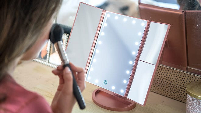 ट्राय-फोल्ड मेकअप मिरर (Tri-Fold Makeup Mirror):
तुमचा सिक्रेट सांता एक स्त्री किंवा तरुणी असल्यास, भेटवस्तू देण्यासाठी एक ट्राय-फोल्ड मेकअप मिरर ही एक सुंदर कल्पना आहे. हे काहीतरी गोंडस आणि मोहक आहे, परंतु खूप उपयुक्त देखील आहे. भेटीपूर्वी तिला तिचा मेकअप तपासण्याची किंवा तिचे केस दुरुस्त करण्याची आवश्यकता असताना प्रत्येक वेळी आपल्या भेटवस्तूंचे कौतुक केले जाईल.