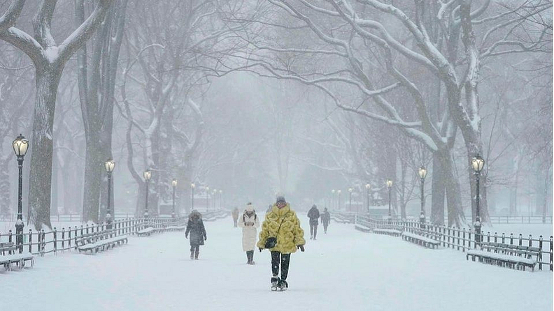उलानबाटार हे मंगोलियाचे (Ulanbatar Mongolia) सर्वात मोठे शहर आणि राजधानी आहे. समुद्रापासून सुमारे 4,430 फूट उंचीवर वसलेले, हे शहर जगातील सर्वात थंड राजधानी आहे, जेथे जानेवारीत सरासरी तापमान -24 °C आहे, जे -50 °C पर्यंत खाली येऊ शकते. हे शहर जंगल संपत्ती आणि स्थापत्य संस्कृतीसाठी देखील ओळखले जाते. तिबेटी शैलीची बौद्ध मंदिरे आहेत, ती पाहण्यासाठी पर्यटक दूरदूरवरून येतात. फोटो प्रतिकात्मक