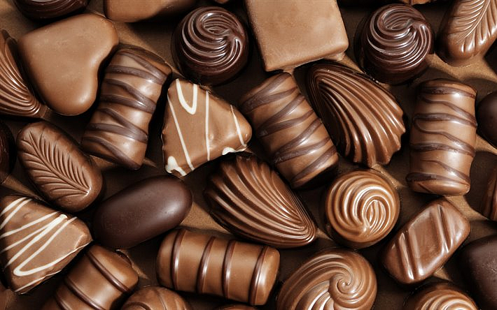चॉकलेट बॉक्स (Box of Chocolates):
तुमच्या सहकाऱ्याला वेगवेगळ्या चॉकलेट्सच्या बॉक्ससह (Box of Chocolates) शक्य तितक्या गोड पद्धतीने सण साजरा करण्यासाठी मदत करा. ही भेट चॉकलेट प्रेमींना (Chocolate lovers)नक्कीच आवडेल.
