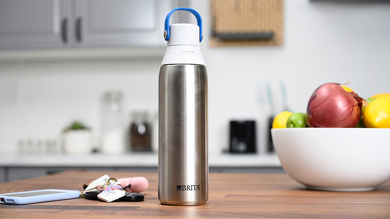 ट्रॅव्हल वॉटर बॉटल (Travel Water Bottle):
दर्जेदार पाण्याची बाटली ही अशी छान सिक्रेट सांता भेट आहे. या ट्रॅव्हल वॉटर बॉटलमध्ये आजूबाजूला टोटिंग करण्यासाठी हँडलसह आकर्षक डिझाइन आहे.