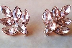 रोझ गोल्ड स्टड इयरिंग्स (Rose Gold Stud Earrings):
तुमचा सिक्रेट सांता एक स्त्री किंवा तरुणी असल्यास, रोझ गोल्ड स्टड इयरिंग्स (Rose Gold Stud Earrings) गिफ्ट देणे हे बेस्ट ऑप्शन आहेत. रोझ गोल्ड हा सध्या सर्वात लोकप्रिय रंग आहे, मग तो अॅक्सेसरीजवर असो, तुमचा सेल फोन असो किंवा तुमचे केस असो. प्रत्येकाला हा रंग आवडतो. हे अल्ट्रा-लक्स दिसते.