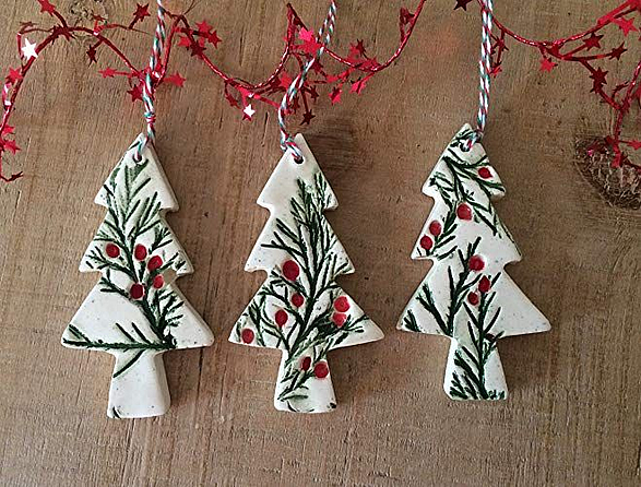 सिरेमिक ज्वेलरी (Ceramic Ornaments):
तुमच्या सहकाऱ्याला तुम्ही सिरेमिक ज्वेलरी (Ceramic Ornaments) भेटवस्तू म्हणून देऊ शकता. हे तुमच्या सिक्रेट सांताला नक्कीच आवडू शकते.